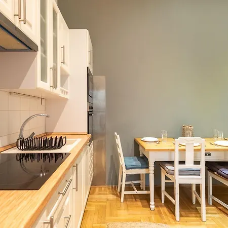 Chic Soho Near Opera Appartamento Budapest